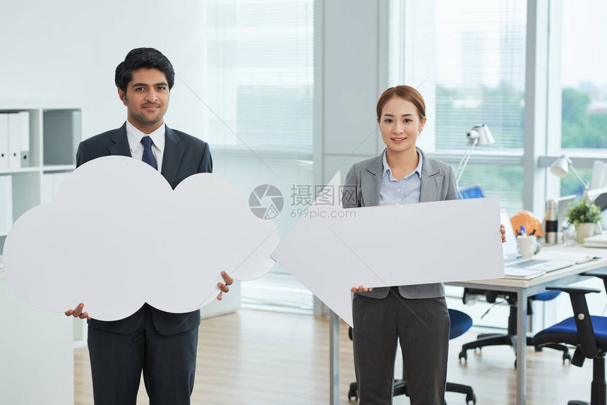 手持办公室标志的亚洲商人男人拿着云图片