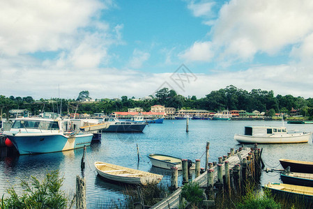 白天的海港小镇斯特拉恩澳大利亚塔斯马尼图片