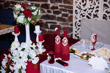 新婚夫妇的餐桌布满鲜花蜡烛和织物婚礼庆祝聚会爱人庆典图片