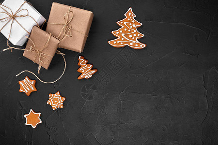 圣诞节的构成Xmascookies礼品黑色背景上的节庆装饰平面图片