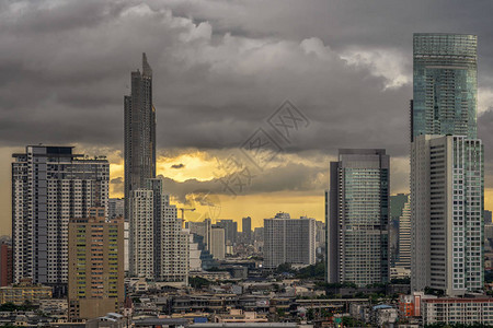 日落时暴风雨来临时曼谷城市景观与云的特写场景自图片