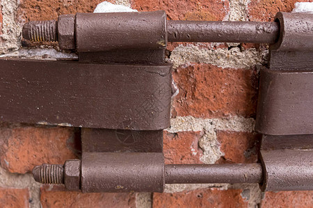 砖背景工业背景建筑基础上的金属螺栓长图片