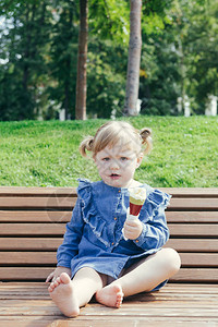 一个3岁女孩吃冰淇淋图片