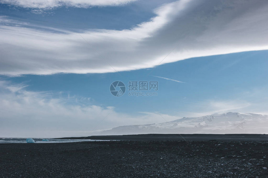 冰岛Jokulsarlon海岸上的黑火山沙蓝图片