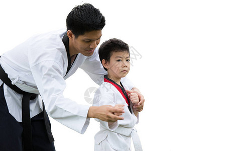 跆拳道大师黑带教孩子在白色背景下打后卫背景图片