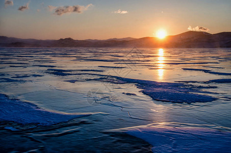俄罗斯Baikal湖表面的裂缝和深气泡沫中美丽的冰面图画图片