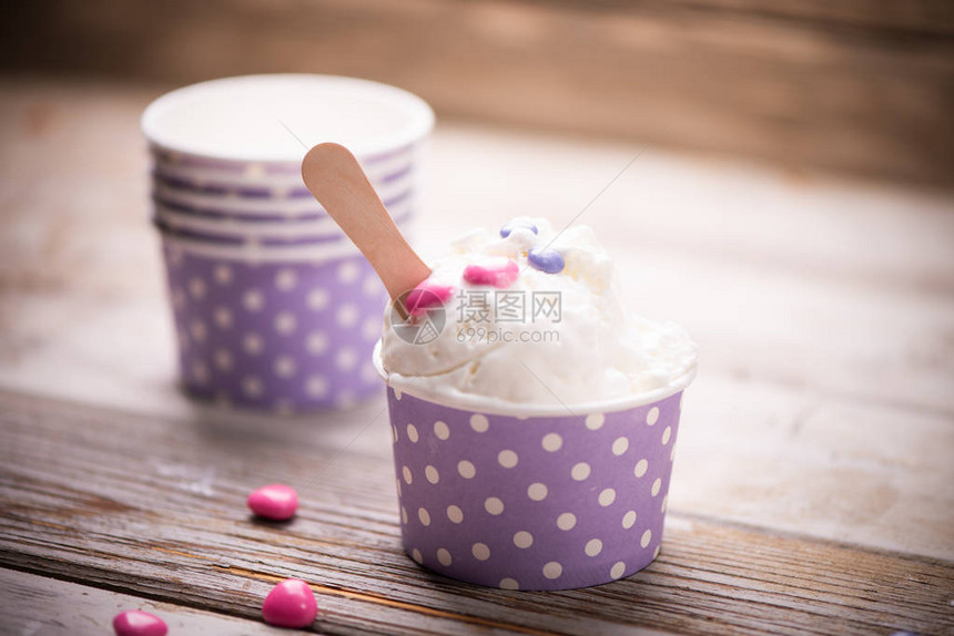 香草冰淇淋餐图片