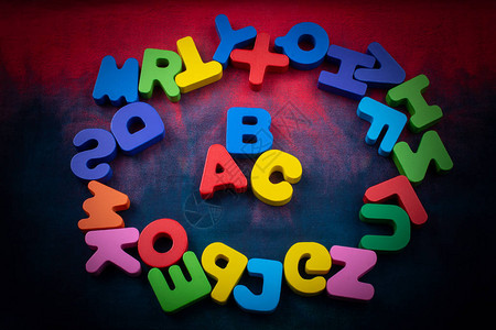 五颜六色的ABC字母由木头制成图片
