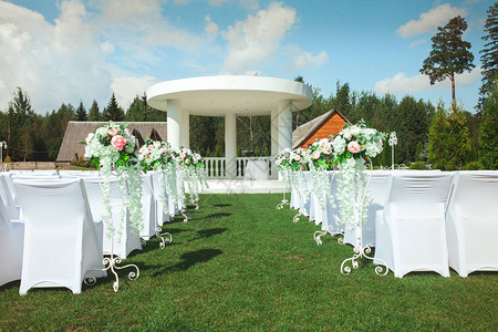夏季在露天举行婚礼婚礼的地方有白色的椅子图片