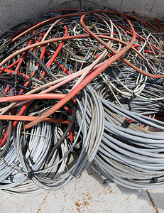 许多使用高压电缆和集装箱电线的图片