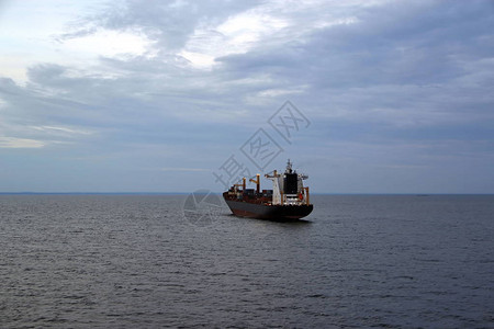 一艘大型货船从港口漂浮在海上图片