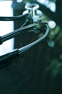 医生o护士使用的医生用听诊器在医院图片