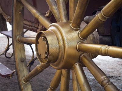古董老式木制马车轮的特写图片