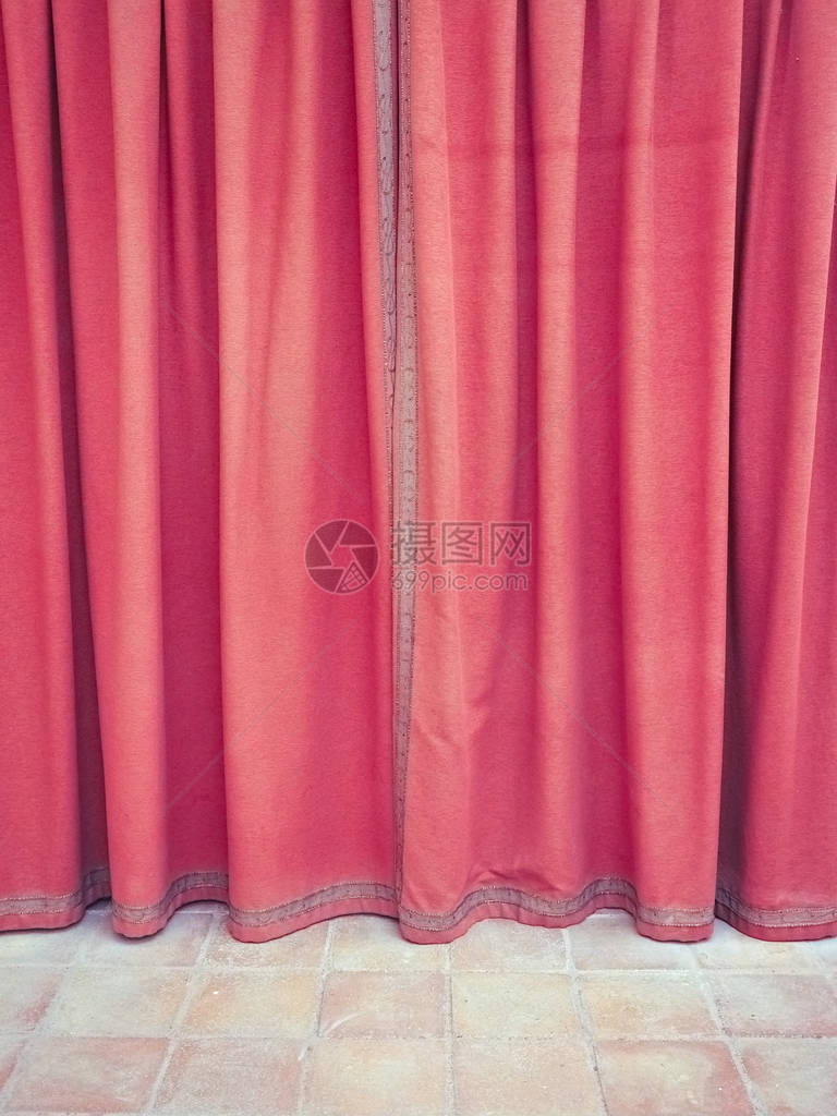红窗帘如同戏剧舞台的红色窗帘一样作为图片