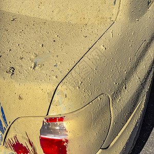 红色尾灯的蓝色汽车被泥土覆盖图片
