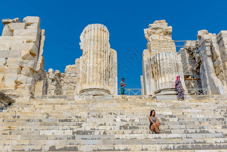 身份不明的人访问和探索在土耳其艾丁的迪姆马的阿波罗寺庙图片
