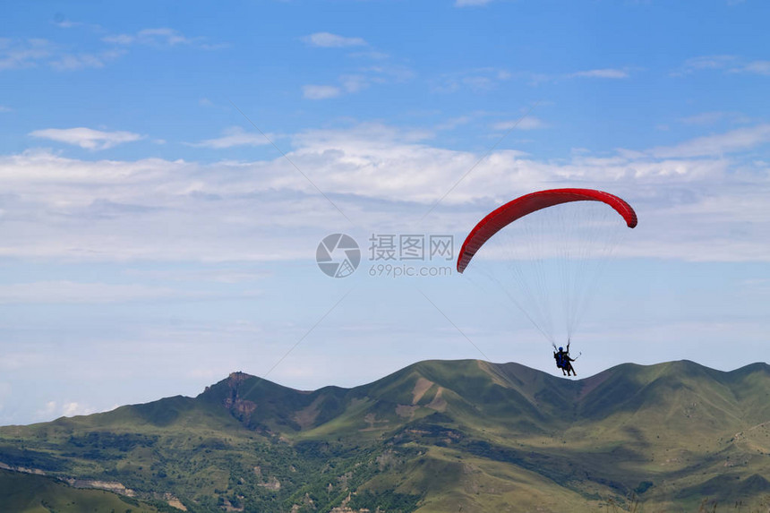 山上游荡滑翔在山上飞翔降落图片