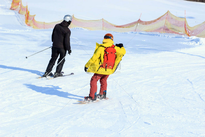 一名滑雪板滑雪者在冬季山区滑雪图片