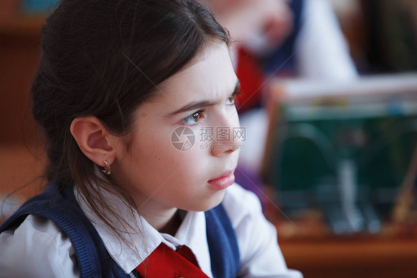 小学生在小学上课女孩看着老师俄罗斯的教育选择图片