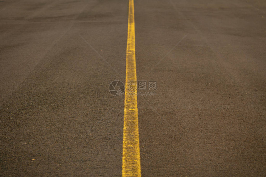 中间有黄线的道路细节图片