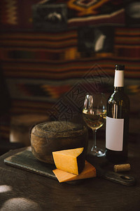 乳酪和白葡萄酒在生图片