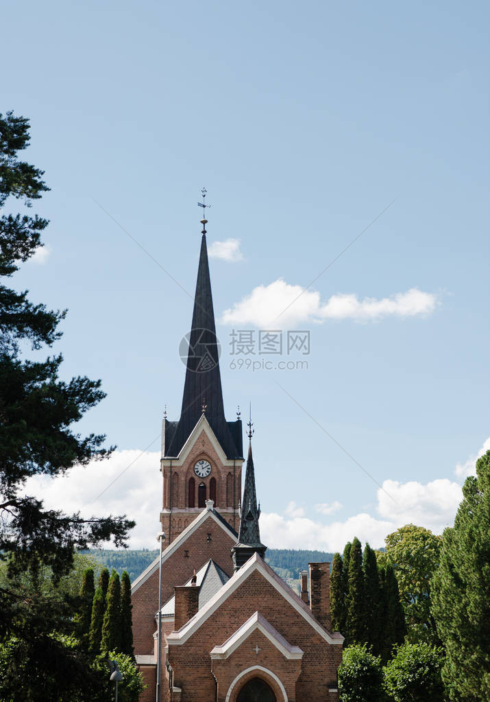 挪威奥普兰Lillehammer教堂下蓝色天空图片