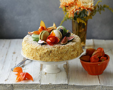 拿破仑蛋糕配奶油和秋季装饰背景图片