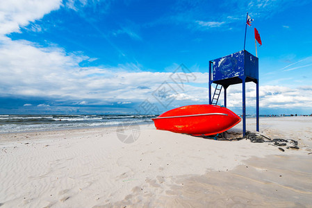 海滩上的生命保护塔和救生艇背景图片
