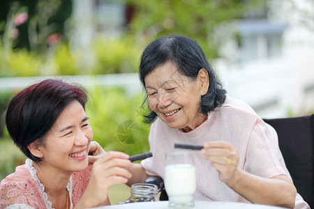女儿照顾年长的亚洲女人图片