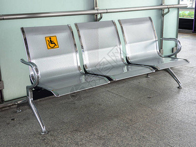 火车站内的不锈钢座椅设有残疾人标识图片