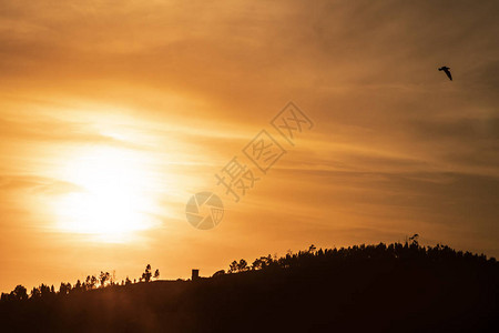 日落河上的山剪影葡萄牙图片