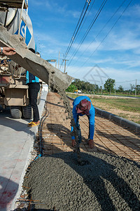 在泰国现场施工的水泥卡车图片