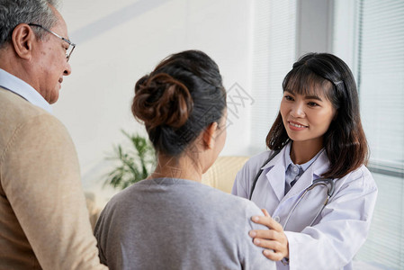 越南女医生与同老年夫妇交谈图片