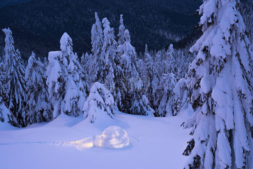 雪屋山里的冬天夜间景观与极端游客的庇护所户外探图片