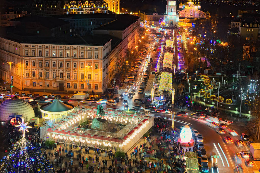 圣索菲亚广场上的主要基辅新年树和圣诞市场露天咖啡厅儿童景点和纪念品亭当地人和游客最喜图片