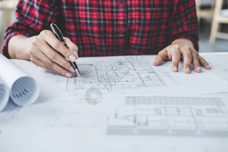 建筑和结构概念建筑师或工程师的手为工作现场的蓝图模型构建和工程具的新图片