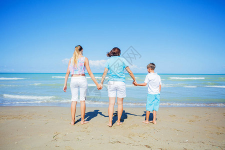 欢乐家庭三家的背景有两个孩子的母亲在暑假休图片