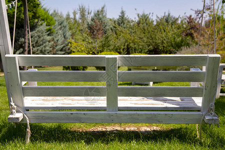 花园长凳在整齐的庭院上在农村房子的后院图片