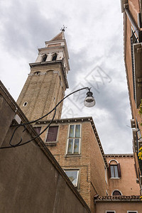 从威尼斯钟楼或露营塔和典型烟囱的图片