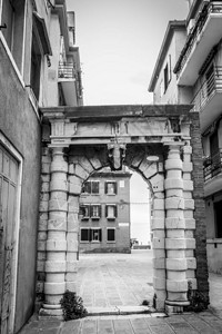 威尼斯街和旧拱门图片