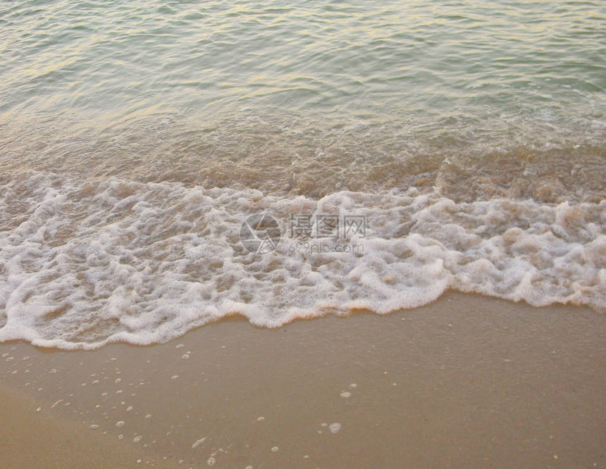 沙滩上有一股光波从撞击中散图片