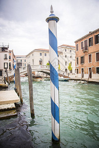 意大利威尼斯带有绿水和白蓝条纹白背景图片