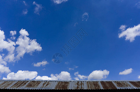 屋顶建筑房的蓝色天空和云层背景图片