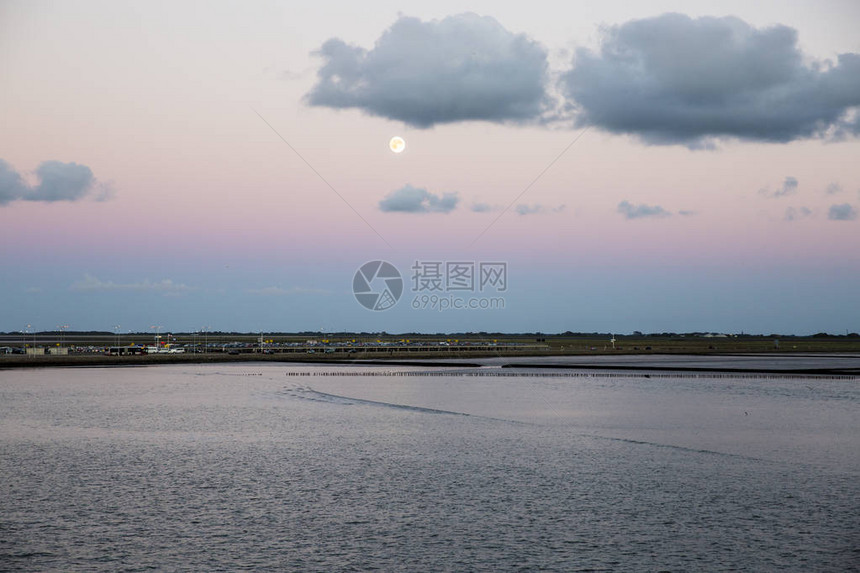 日落和月升与粉红天空在荷兰弗图片