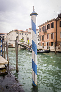 意大利威尼斯带有绿水和白蓝条纹白图片