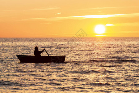 在海上和小船的日落图片