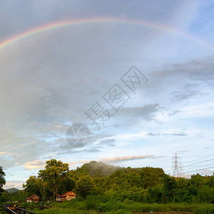 雨后彩虹在农村火车站上方图片