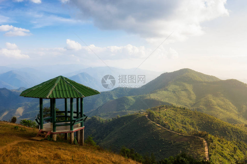 山上的亭子在观点山DoiPuiCu与高山风景秀丽的风景在晚上泰国夜丰颂的图片