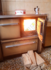 房子厨房里有火的古木柴炉图片