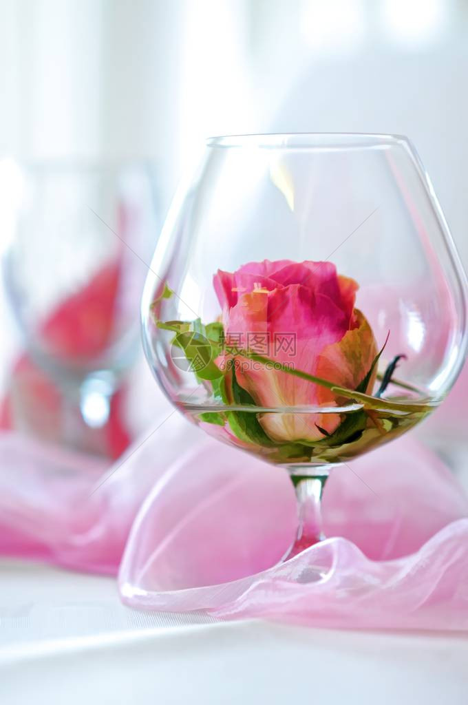 粉红玫瑰花在像桌装饰一图片